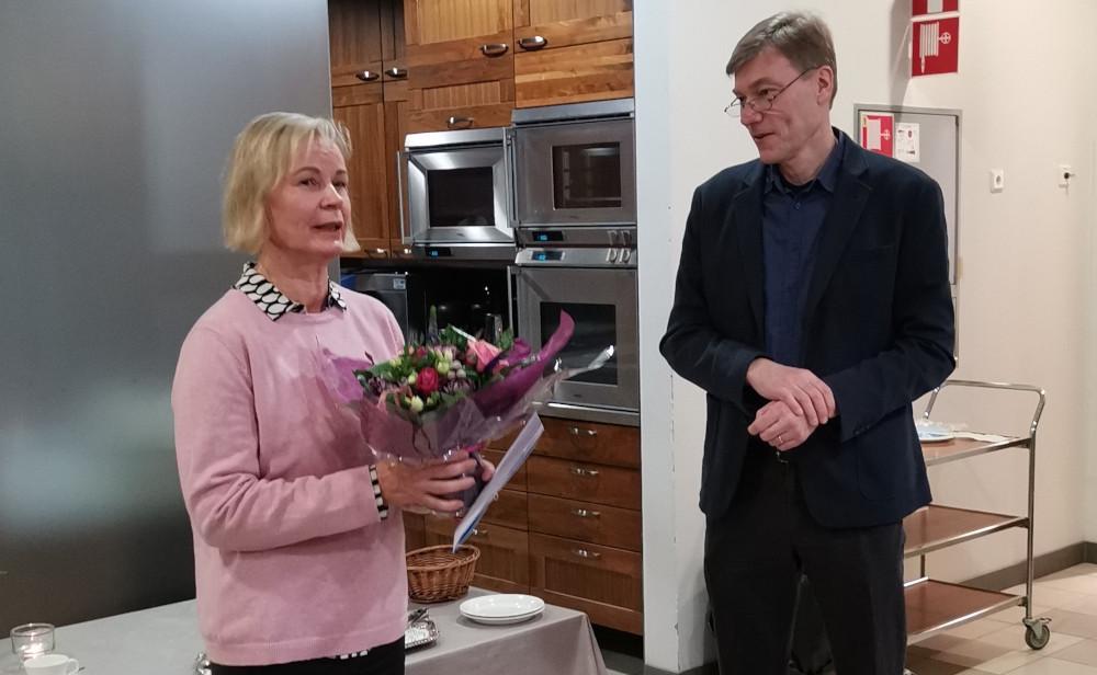 Riitta Kuivasaari sai kiitoskukat puheenjohtaja Arto Laineelta.